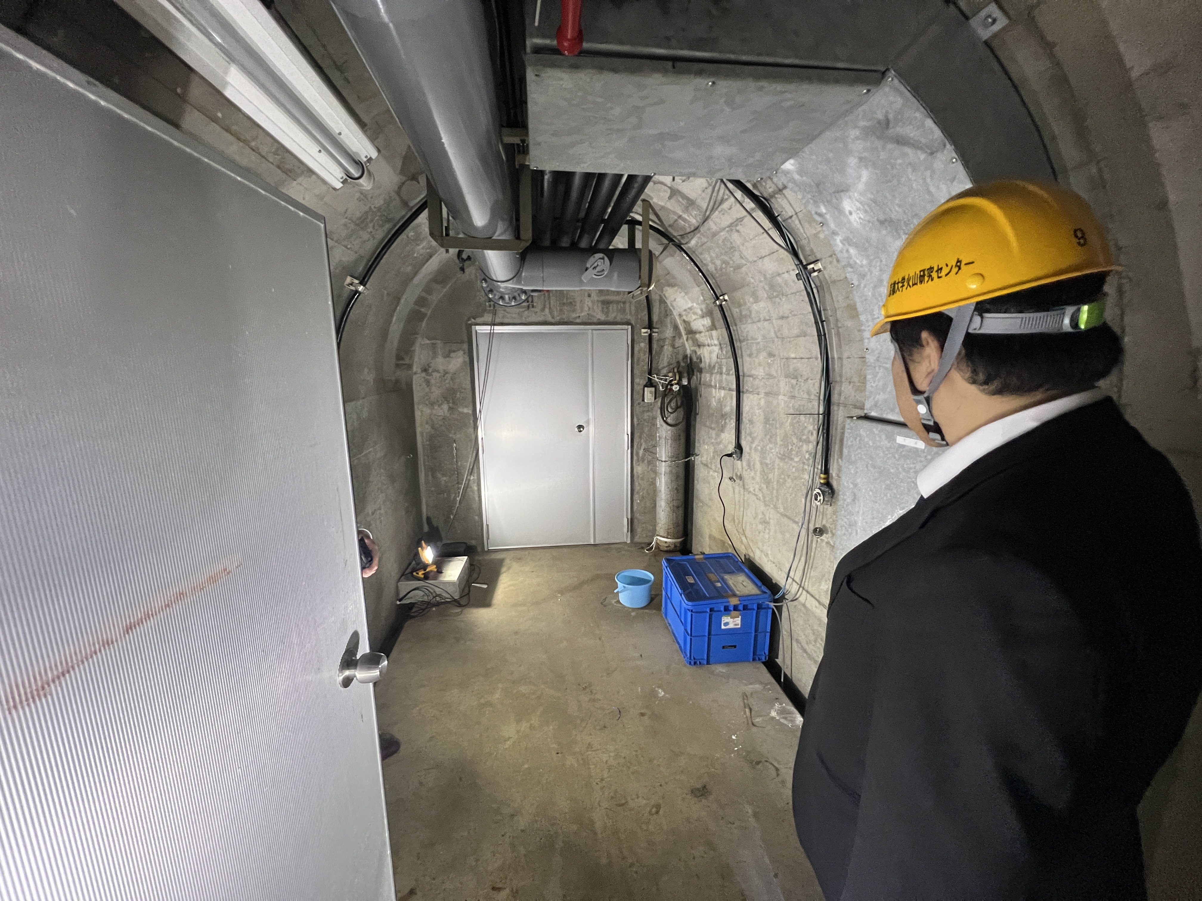 阿蘇中岳観測坑道での視察の様子